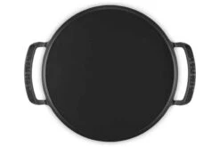 Le Creuset BBQ Outdoor Pizzapan ø 35 Cm Gietijzer -Rhythm & Rizz 20240125 gs 20272350000005 400