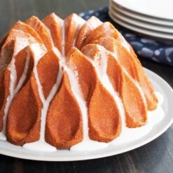 Nordic Ware Crown Bundt Tulbandvorm ø 24 Cm Gietaluminium Goudkleurig -Rhythm & Rizz 91777 glazed 780x780 02 1