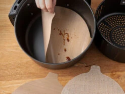 NoStik Herbruikbaar Bakpapier Airfryer Rond PFAS-vrij 2 Stuks -Rhythm & Rizz air fryer liner nostik 400x301 1